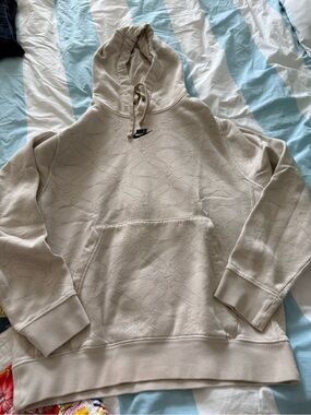 Nike Men’s Light Beige Pullover Hoodie with Subtle Pattern